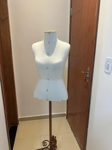 Busto feminino de costura manequim pedestal