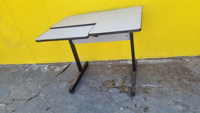 Mesa de escritório marcas de uso medindo 0.90 x 0.69 x 0.73 altura ((ENTREGO GRATIS)