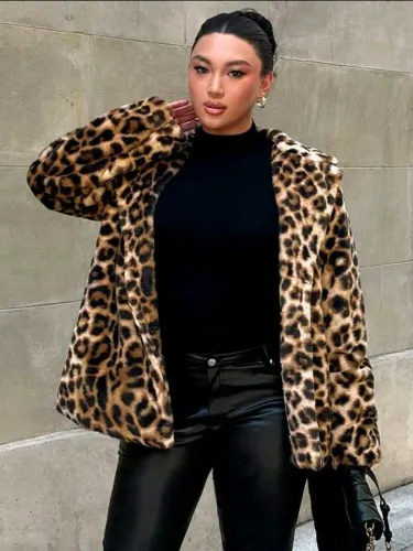 Casaco animal print, de pele sintética.