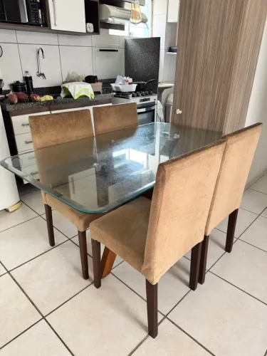 Mesa de vidro temperado com 4 cadeiras 100% madeira