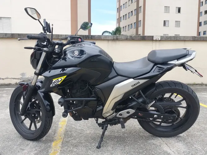 Yamaha Faser FZ250.
