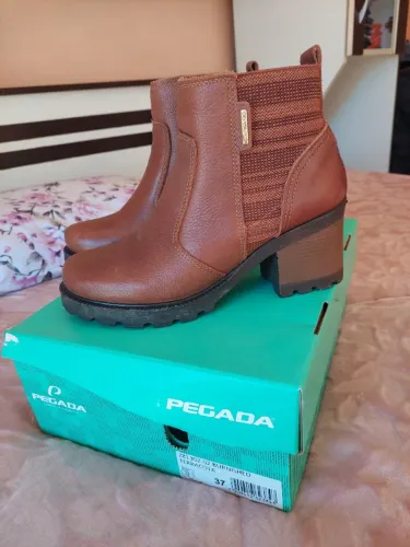 Bota marrom terracota pegada