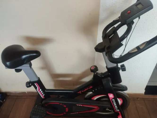 Bicicleta ergométrica e acessórios de exercícios