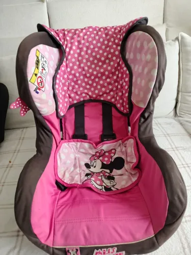 Cadeirinha infantil com cinto de 5 pontos.