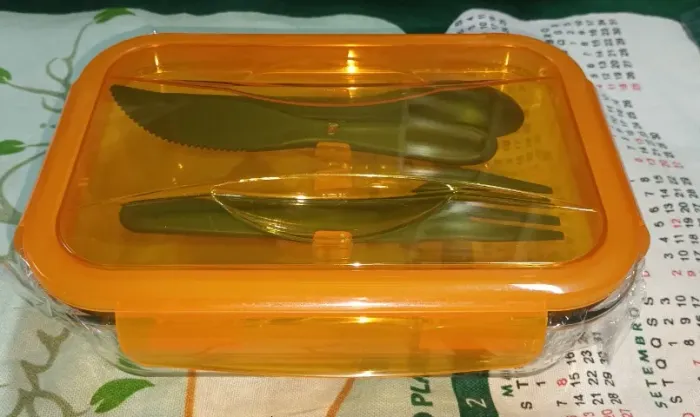 Pote Hermético Marmita com talheres de plástico.