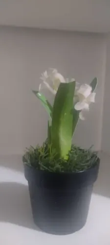 Vaso preto pequeno decoração com plantas e flores de artificiais