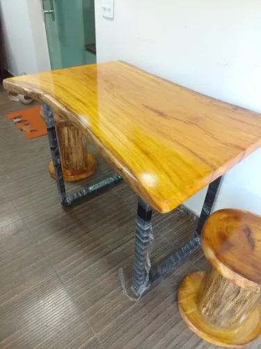 Mesa com pé em Metalon e bancos redondo 