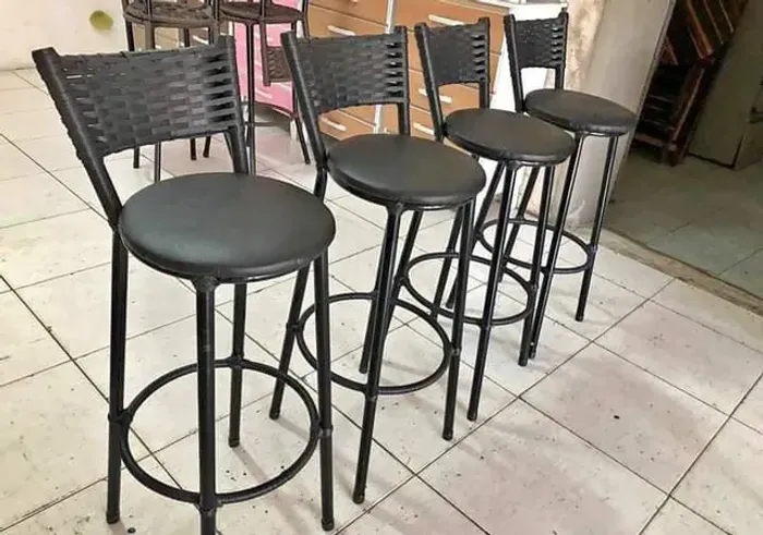 Bancos de fibra pra balcão