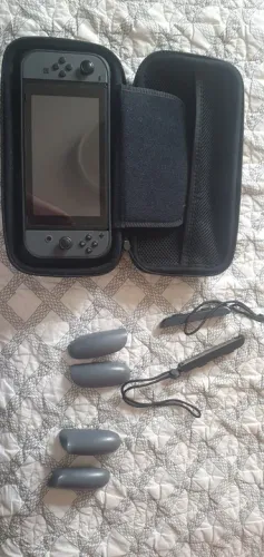 Nintendo Switch Cinza + Kit Skull & Co