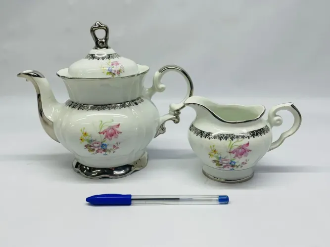Antigo jogo de Bule é leiteira em porcelana Real 