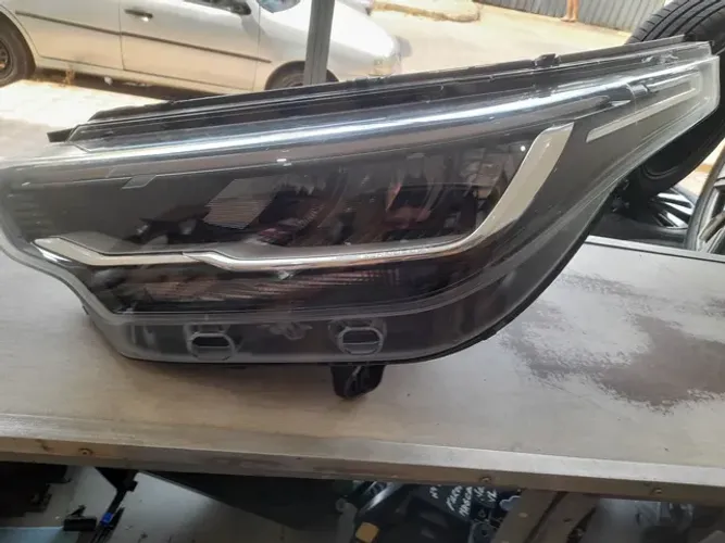Farol da Fiat Strada lado esquerdo.