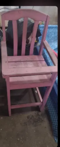 Cadeira infantil rosa de madeira