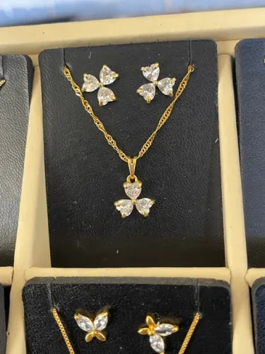 Conjunto de colar e brincos Folheado