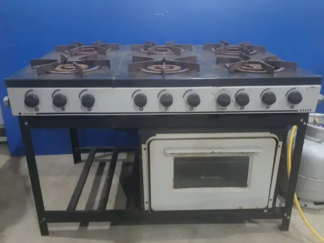 Fogão Industrial a Gás Bravo de 6 bocas com forno