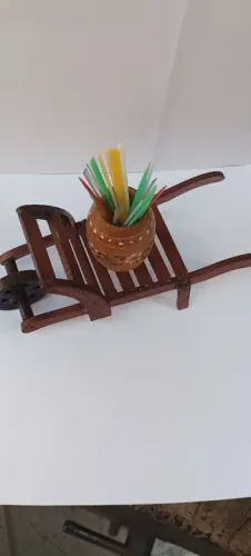 Paliteiro.Carrinho de mão de madeira antigo.