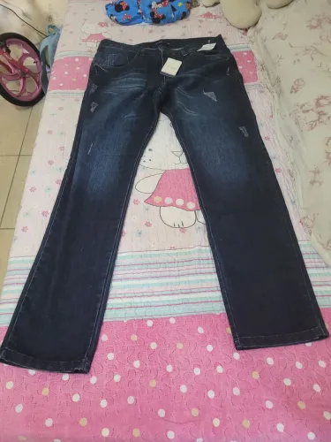 Calça Jeans Escura com Detalhes