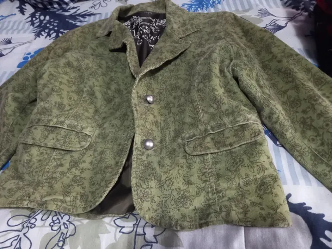 Lotinho de blusas e jaquetas 8 peças em ótimo estado,180,00