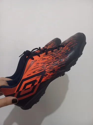 Chuteira Umbro - número 41 - pouco uso