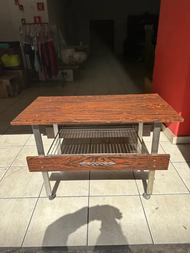 Carrinho de chá bar vintage década de 60 folheado em pau ferro é decorado em metal. 