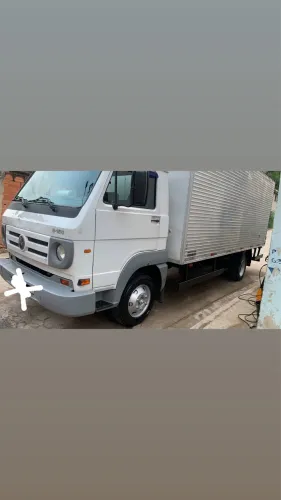 Caminhão a venda carroceria fechada