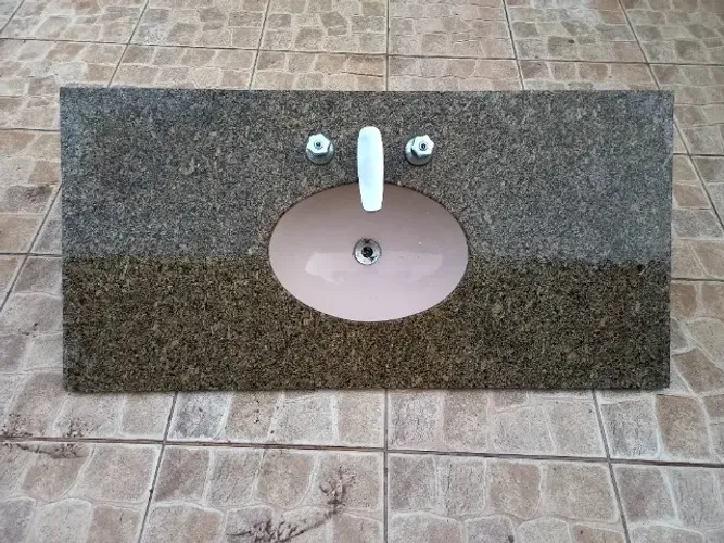 Pia de granito com cuba de cerâmica e torneiras