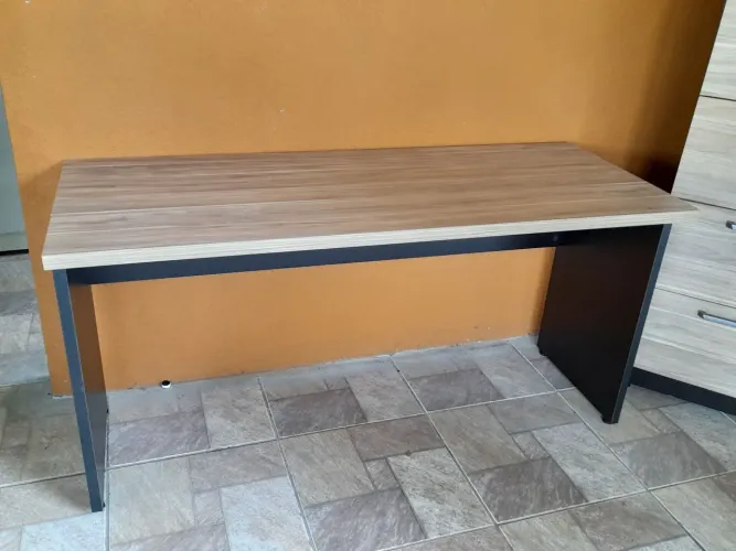 Mesa de escritório em madeira e preto- Nova