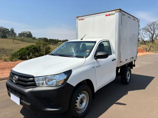 Hilux cabine simples 2021 manual diesel com baú 