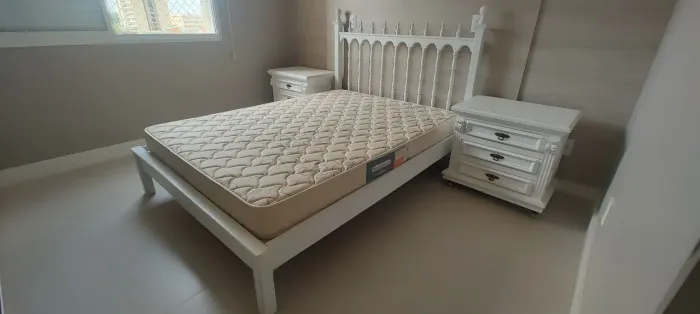 Cama de casal em madeira cerejeira