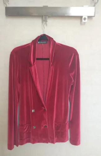 Blazer feminino em poliéster e elastano (veludo) marca Mellina. Vermelho.