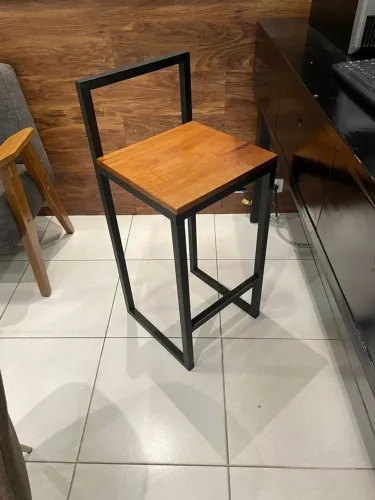 Banqueta com estrutura de metal e assento de madeira