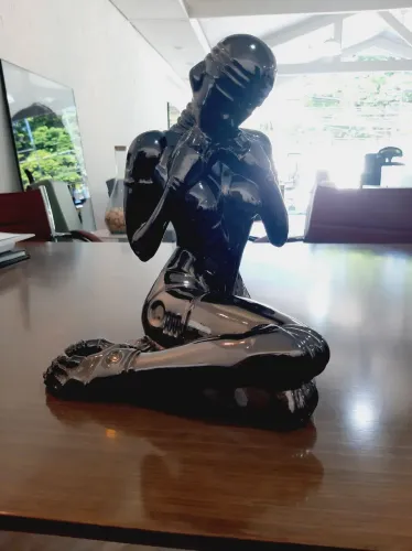 Estatueta Mulher Futurista