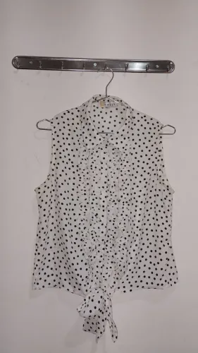 Camisa branca com bolinhas