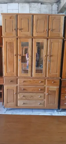 Guarda-Roupa de Madeira Maciça com Espelho