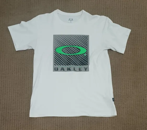 Camiseta Oakley Regular Fit<br>Tamanho: G <br>Condições: 9/10 <br>Envio