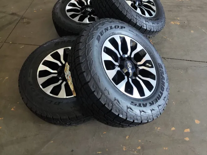 RODA ARO 17 ORIGINAL TOYOTA HILUX GR SPORT C/ PNEU ZERO À BASE DE TROCA
