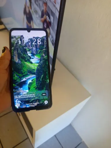 Vendo celular realmi c53 semi novo 256 GB de memória no precinho pra hj  tem  q troca o ?