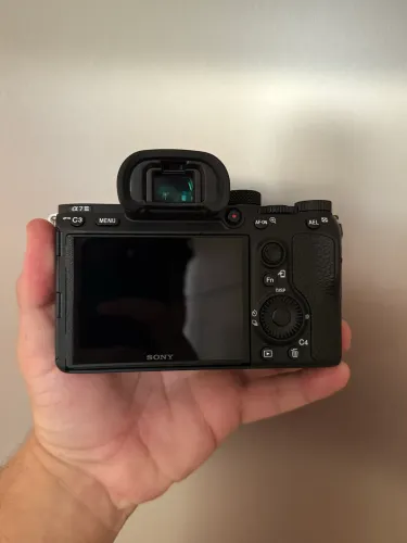 Câmera Sony A7 III (594 cliques) + Lente Tamron 17-28mm f. 2.8