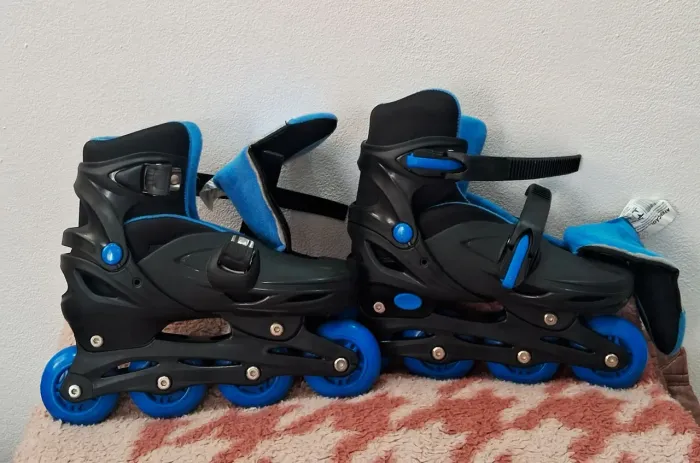 VENDO UM LINDO PATINS C/ LED "NOVO", AJUSTÁVEL DO 32 AO 35. C/ CAIXA "DIVERSÃO GARANTIDA!"
