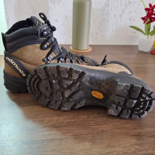 Bota Nomade impermeável para trilha