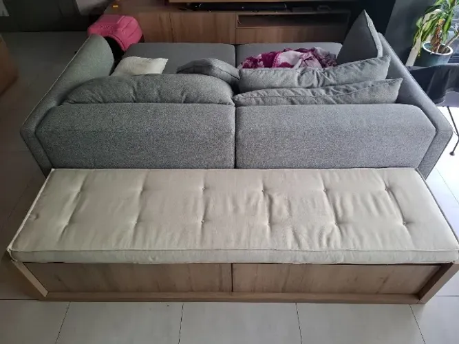 Banco gaveteiro de madeira com futon