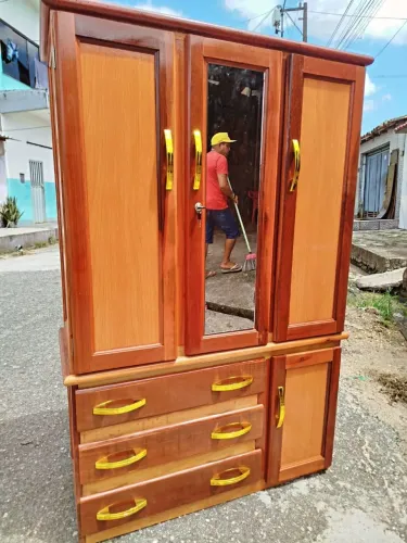 Guarda-Roupa Amadeirado com Espelho