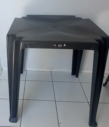 Mesa Quadrada de Plástico na cor Preta, mais 2 bancos.Semi Novos