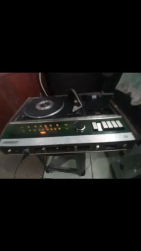 Aparelho de som antigo toca-discos, rádio e cassete