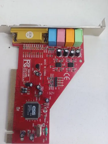 Placa de áudio em bom estado de desktop. 