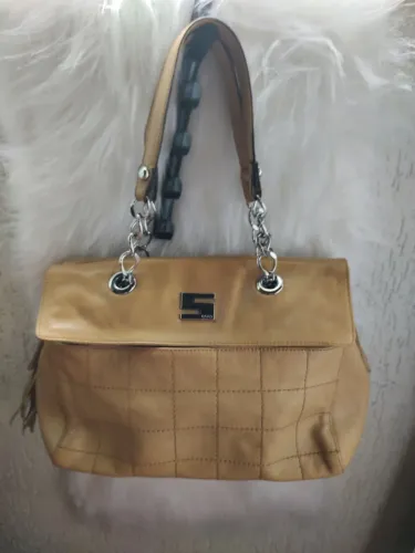 Bolsa de ombro marca Saad em couro bege com detalhes em corrente
