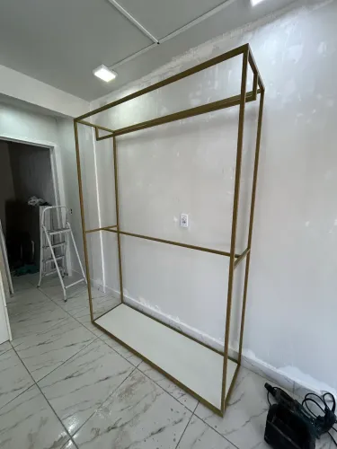 Arara móvel estilo industrial