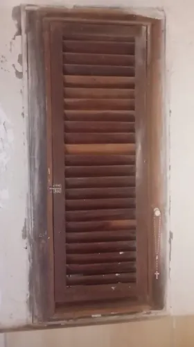 Veneziana de madeira janela