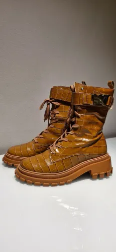 Bota Coturno Marrom Schutz Tratorado Cano Alto