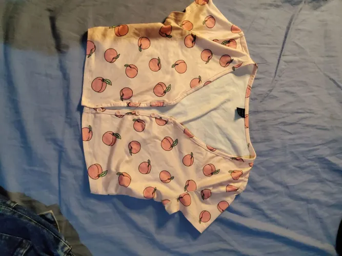 Cropped com estampa de pêssegos