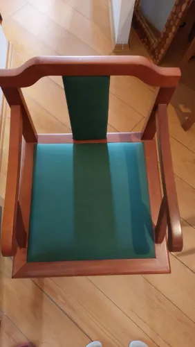 Poltrona de madeira com assento e encosto verde